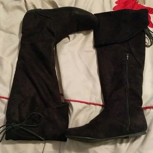 Fergalicious By Fergie flat boots size 6